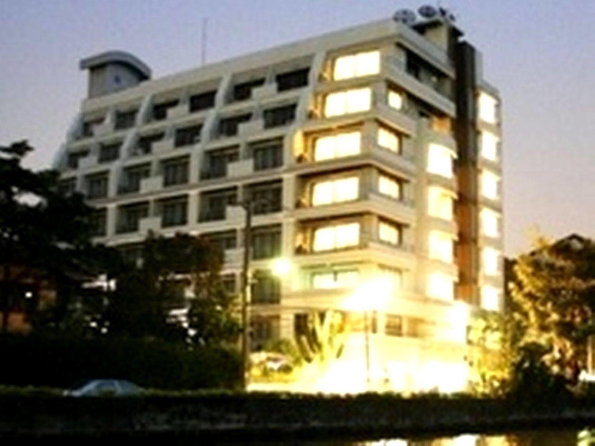 Ziniza The Boutique Service Apartment Банкок Екстериор снимка